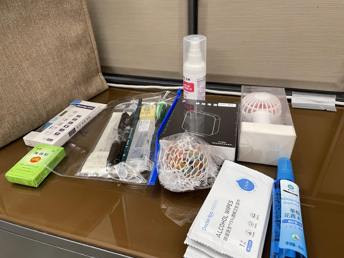 考点提供的“爱心助考礼包”里装有文具、台灯、花露水等各类物品。丰台区供图（冯玉英 摄）