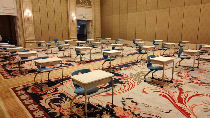 为管控区考生布置好考场，桌椅前后保持距离。丰台区供图（徐伟 摄）
