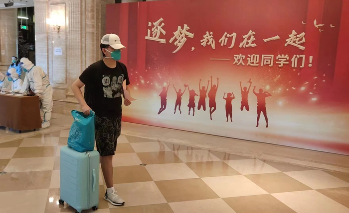 考生带着行李陆续走进自己的房间。丰台区供图（徐伟 摄）