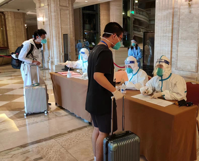 考生在前台登记个人信息。丰台区供图（徐伟 摄）