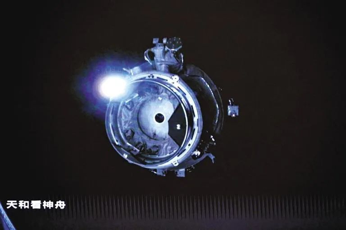 6月5日在北京航天飞行控制中心拍摄的神舟十四号载人飞船与天和核心舱自主快速交会对接的画面。 新华社记者 李鑫 摄