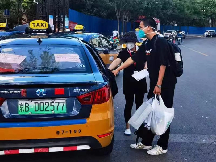 高考护送保障车队服务考生前往封管控考点。丰台区供图（徐伟 摄）