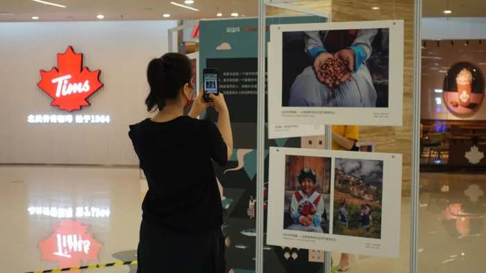 展览吸引不少观众驻足。