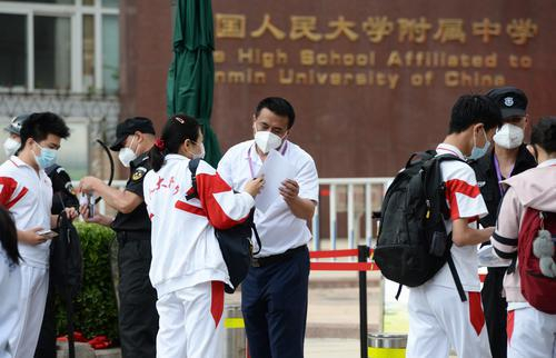 图为考生们陆续走进考场。科技日报记者 周维海 摄