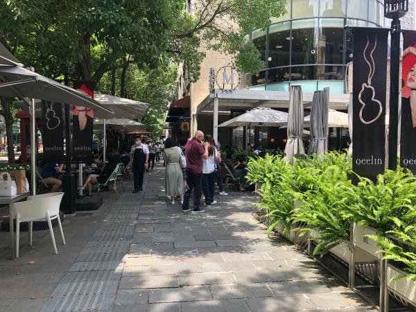 2022年6月7日中午，新天地商圈，商家开放露天餐位。 澎湃新闻记者 邹娟 图