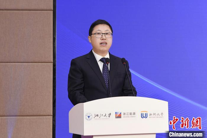 浙江省能源集团党委书记、董事长胡仲明现场致辞。　朱将云 摄