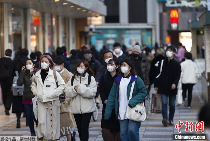 资料图：日本东京街头戴着口罩的人们。
