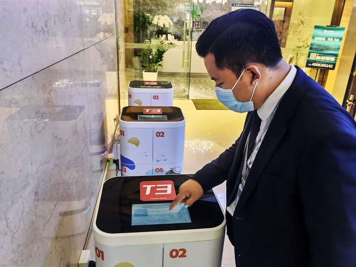 工作人员正在检查、调试智能送餐机器人。