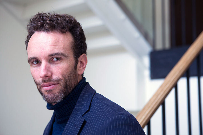 本文作者艾略特·阿克曼（资料图），曾在美军海军陆战队服役8年，多次前往中东参与任务，现为知名小说家、记者 图源：基督科学箴言报