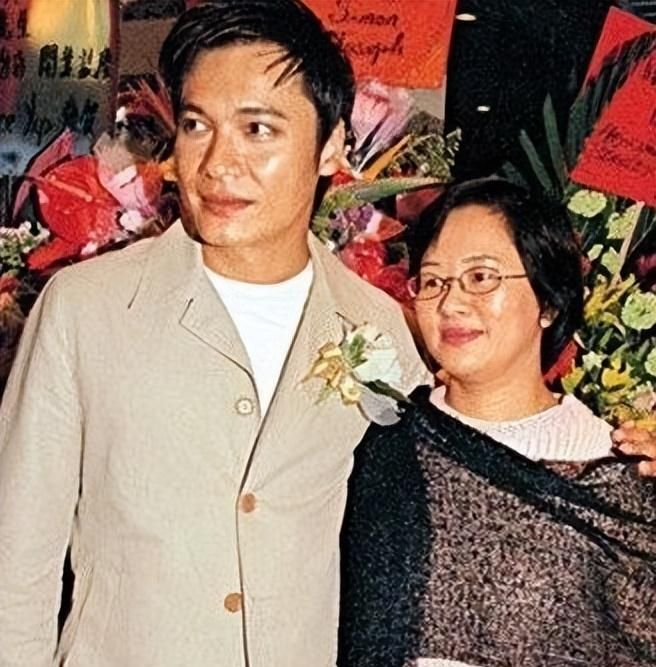 陶经婚姻破裂,也是这一年,罗嘉良向默默陪伴自己多年的妻子提出了离婚