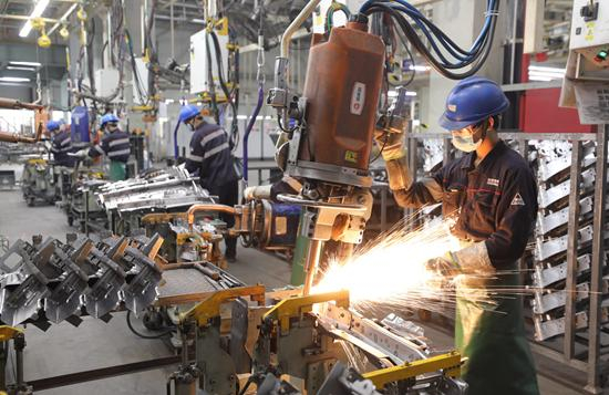 5月12日，安徽省合肥市的一家汽车企业，工作人员在生产线上忙碌 图源：新华社 