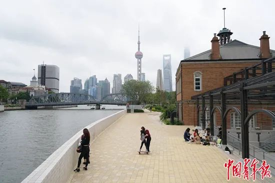  5月28日，上海市黄浦区，一些年轻人带着西瓜、滑板、香槟，在苏州河边小聚。李强/摄