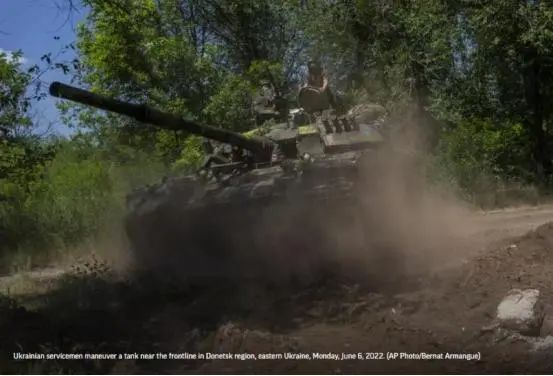 乌克兰军人驾驶坦克在前线 图源：美联社