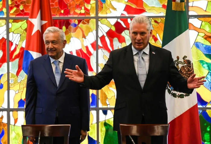 　　▲当地时间2022年5月8日，古巴哈瓦那，墨西哥总统洛佩斯对古巴进行首次正式访问。左侧为洛佩斯，右侧为古巴国家主席迪亚斯-卡内尔。图/IC photo