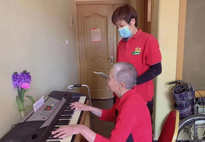 ▲北京东坝福寿苑养老照料中心的老人在弹琴。受访者供图