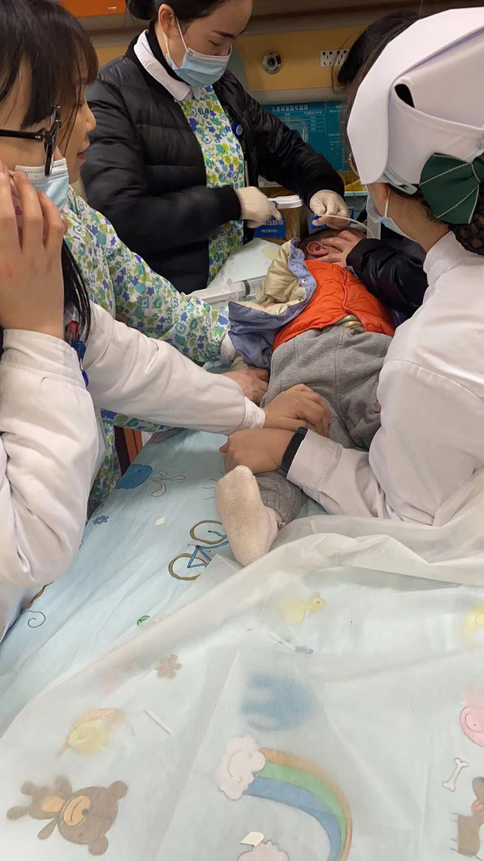 罗先生的儿子小宁误服消毒剂后被送往医院救治。 受访者 供图