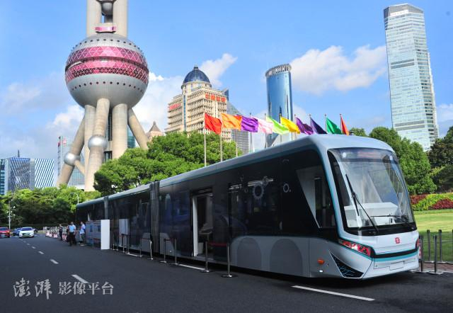 中车设计制造的全球首列数字轨道胶轮电车（DRT） 图源：澎湃影像 