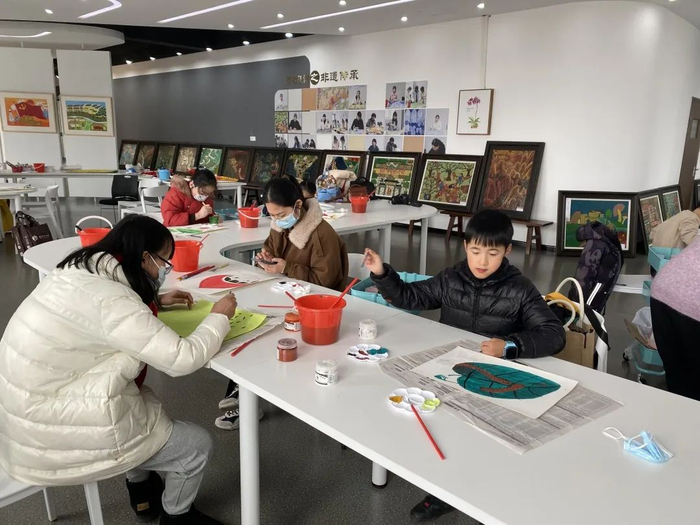 孩子们在绘画课上自由创作。