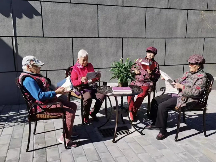 ▲老人们在北京东坝福寿苑养老照料中心内阅读。受访者供图