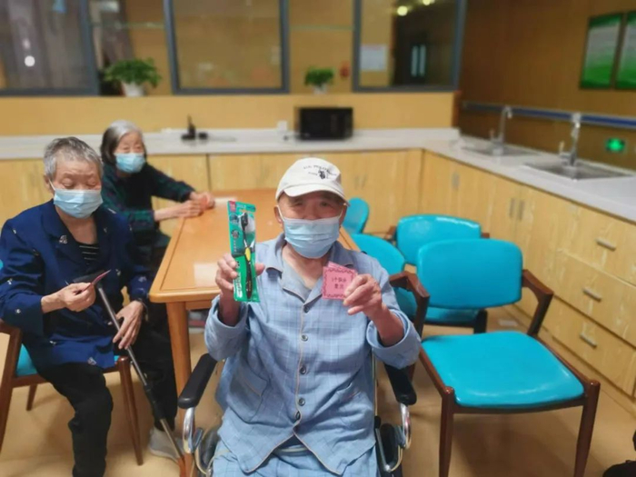 ▲在东坝福寿苑养老照料中心，老人们可以凭券兑换生活用品。受访者供图