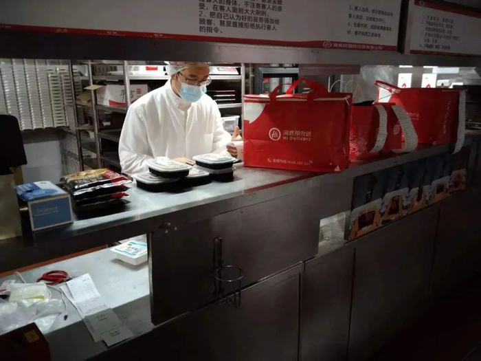 在上海海底捞三德广场店，员工在准备外卖