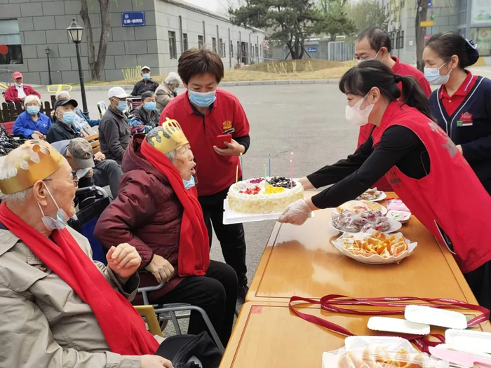 ▲东坝福寿苑养老照料中心工作人员为老人过生日。受访者供图