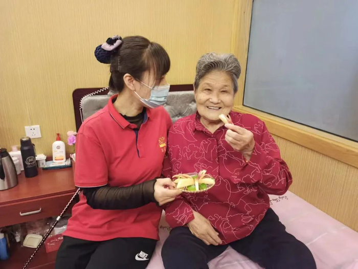 ▲东坝福寿苑养老照料中心工作人员为老人送去水果拼盘。受访者供图