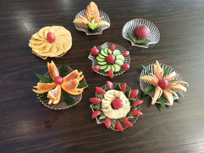 ▲为了让老人多吃水果，北京东坝福寿苑养老照料中心的工作人员把水果切成花的形状。受访者供图