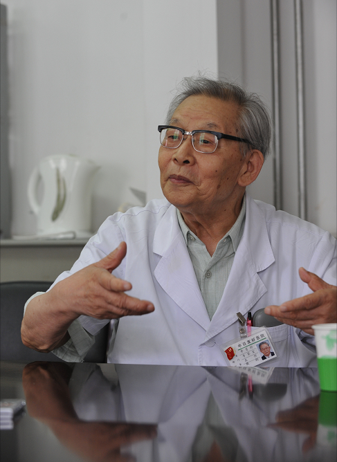 工作中的辛育龄。中日友好医院供图