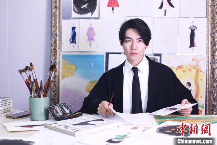 图为何平。　受访者供图