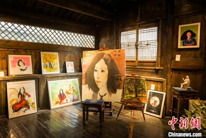 图为重庆三毛故居展出的何平画作。　陈鑫 摄