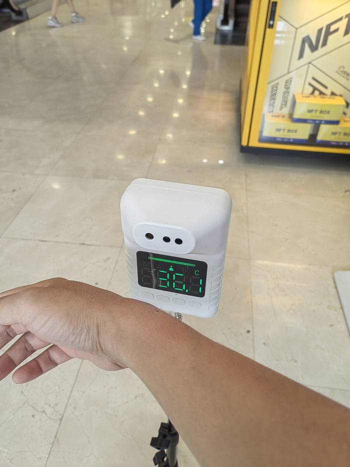 百盛购物中心复兴门店的直立式伸手测温设备