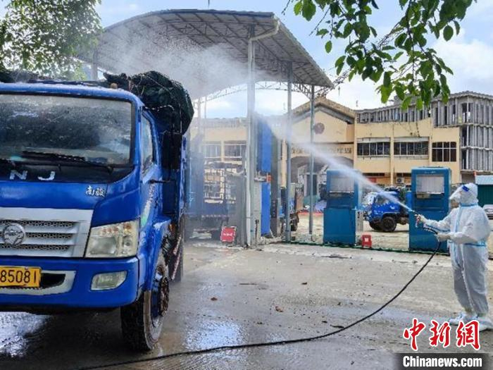 图为平孟口岸做好疫情防控工作保障车辆通关顺畅 广西商务厅供图
