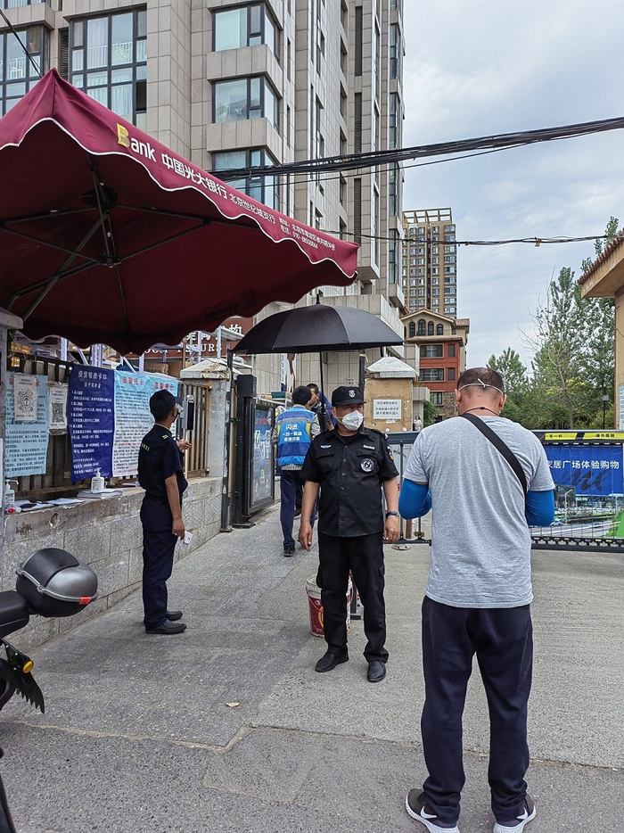 卢卡新天地小区保安使用测温枪