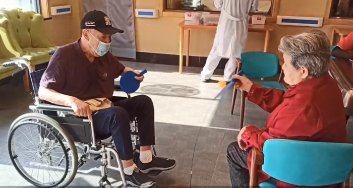 ▲东坝福寿苑养老照料中心的老人们在玩球。受访者供图