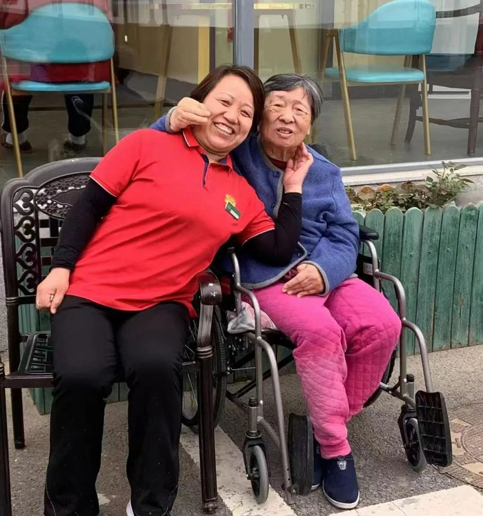 ▲北京东坝福寿苑养老照料中心的工作人员与老人合影。受访者供图