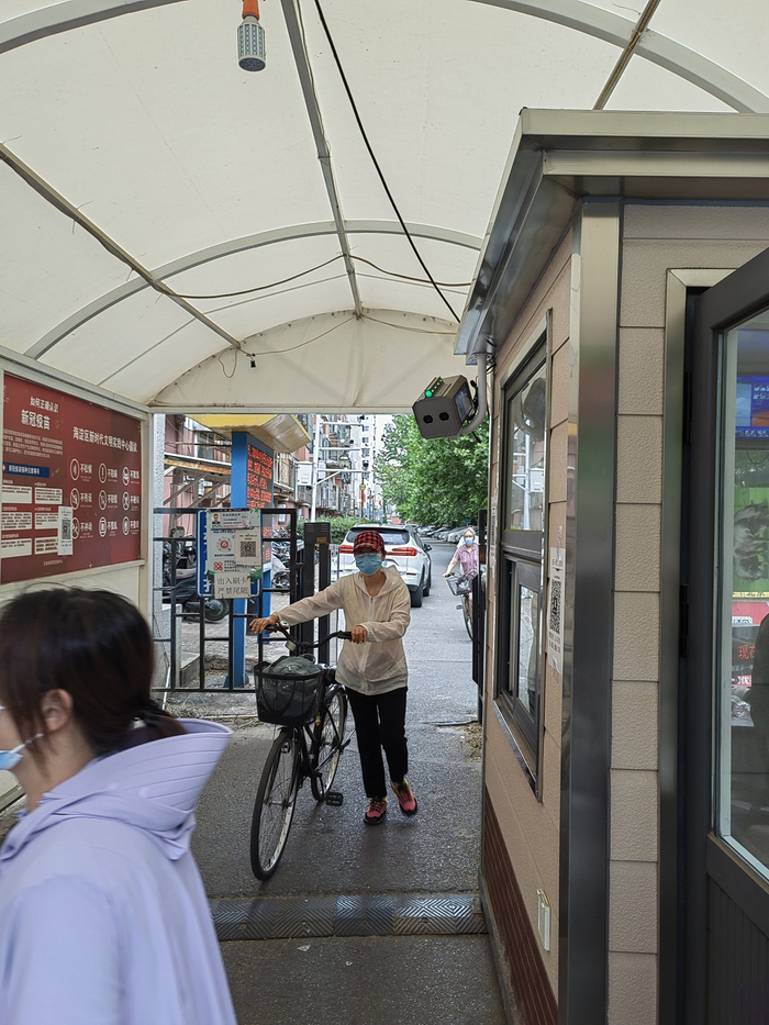 五道口东升园公寓大门悬挂的自动红外测温仪