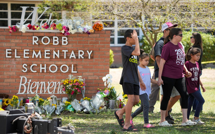 当地时间2022年5月25日，美国得克萨斯州尤瓦尔迪市，民众前往现场献花悼念枪击案遇难者。图/IC photo