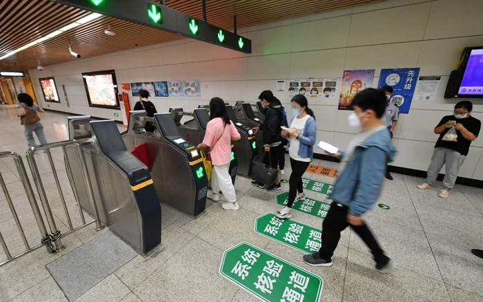 地铁十里河站，乘客刷卡刷码进站，自动核验健康码信息。新京报记者 王贵彬 摄