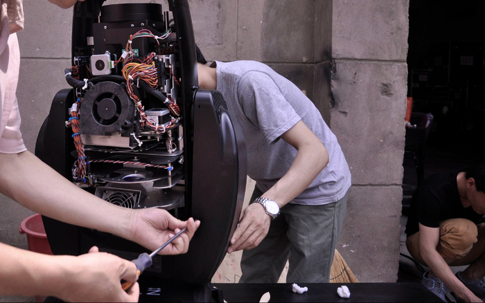 技术人员修整设备。资料图片