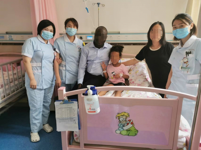 ▲琪琪一家与医护人员合影