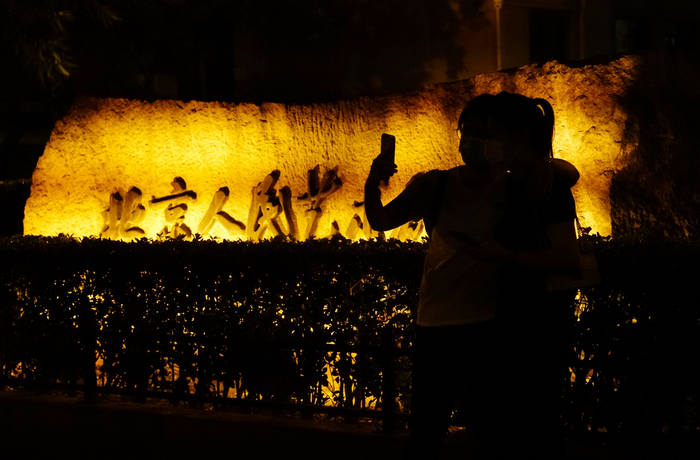 北京人民艺术剧院门口，时常有观众驻足拍照留念。资料图片