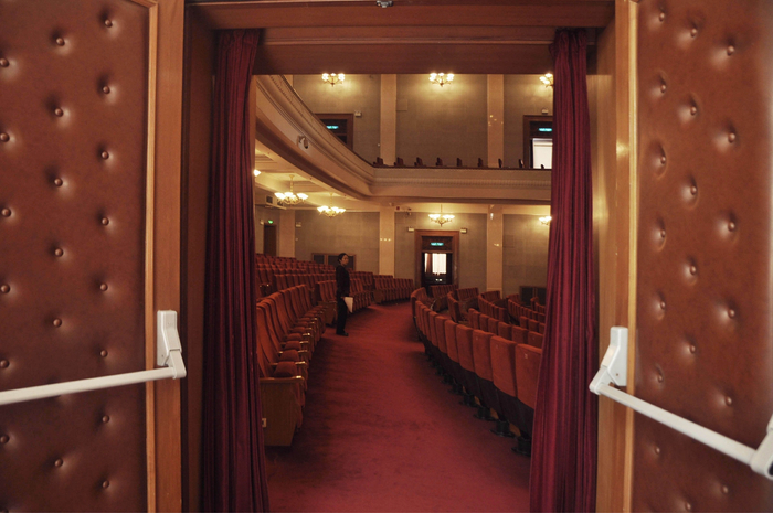 北京人艺观众席间，能见到熟悉的场务人员。资料图片