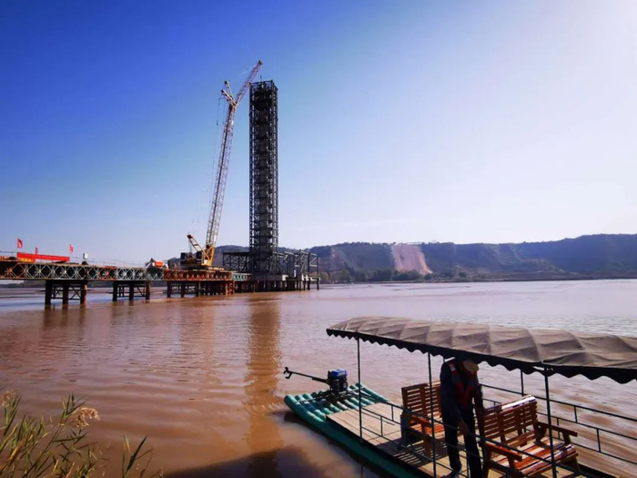 河南省荥阳市检察院督促整治古柏渡某旅游区违法建设行政公益诉讼案，黄河河道中心的违法蹦极塔正在拆除。