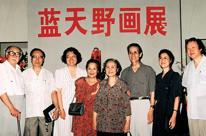 　　1996 年，在中国美术馆举办第一次个人画展，李慧文（右四）、李燕（右一）、孙燕华（左三）、凌子风（左一）、韩兰芳（右二）、方成（左二）与蓝天野（右三）和狄辛（左四）合影