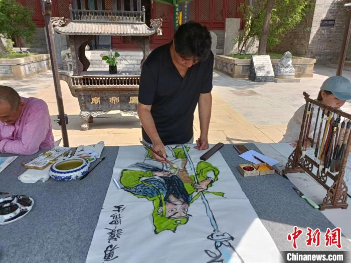 大关帝庙以“至诚奉公”为主题，展示关公画像。　杨佩佩 摄