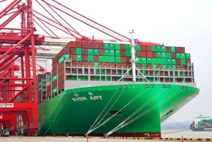 最大载重22.5万吨，世界最大系列集装箱船首航靠泊上海港_手机新浪网