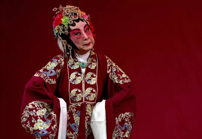 2012年，时年84岁的许倩云依然在登台表演。（资料图）