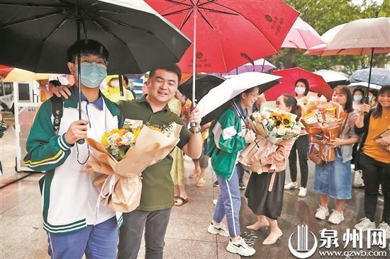 6月9日,在市区泉州实验中学(滨江校区),家属为走出考场的考生送上鲜花。(陈晓东 摄)