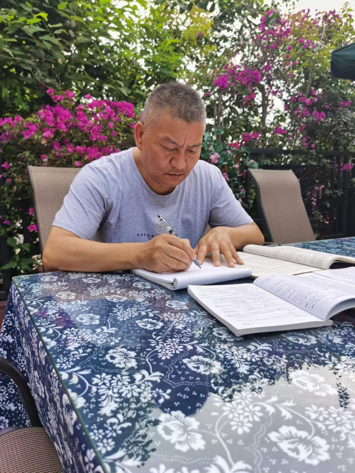 梁实在抄写知识点。  受访者供图